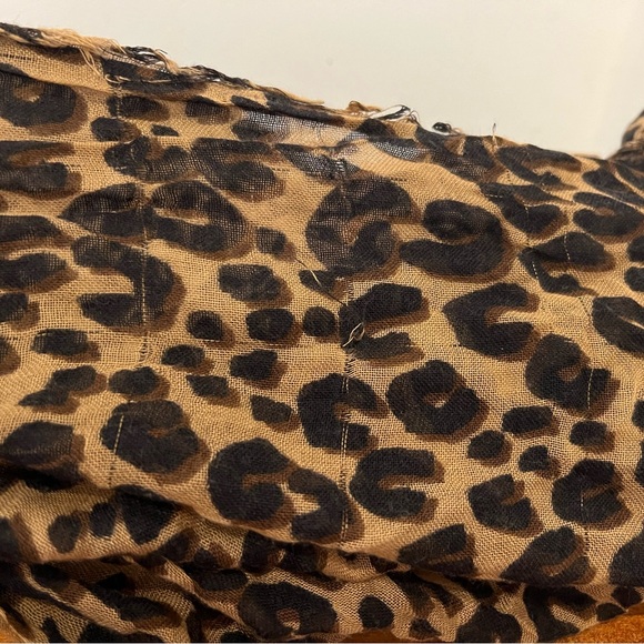 Louis Vuitton classic scarf AVAILABLE TILL 06/06 - Picture 3 of 6